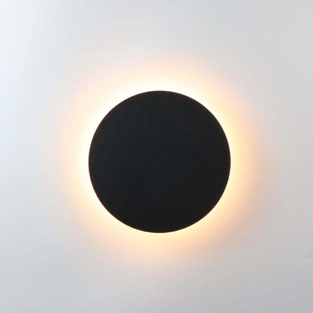 Schwarze runde LED-Wandleuchte mit warmweißem Licht, modernes minimalistisches Design.