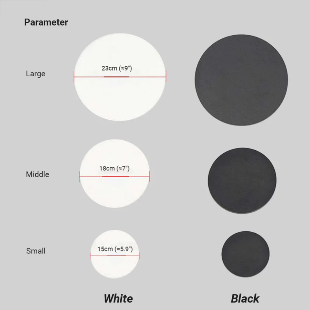 Weiße und schwarze runde Wanddekorationen, Größenvergleich: 23cm, 18cm, 15cm.