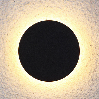 Schwarze runde Wandleuchte mit warmweißem LED-Licht, modernes Design, energiesparend.