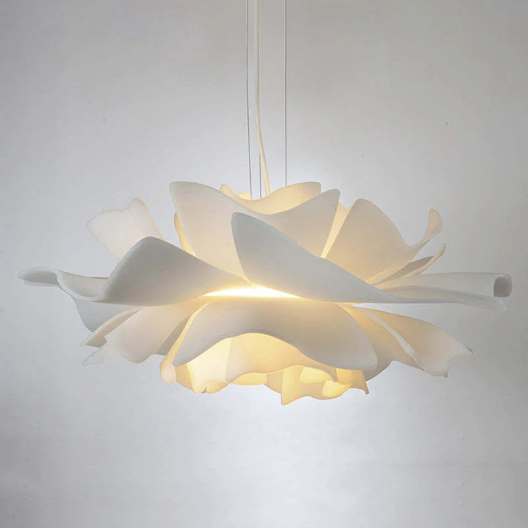 Moderne weiße Pendelleuchte aus Kunststoff in Blütenform, ideal für Wohnzimmerbeleuchtung.