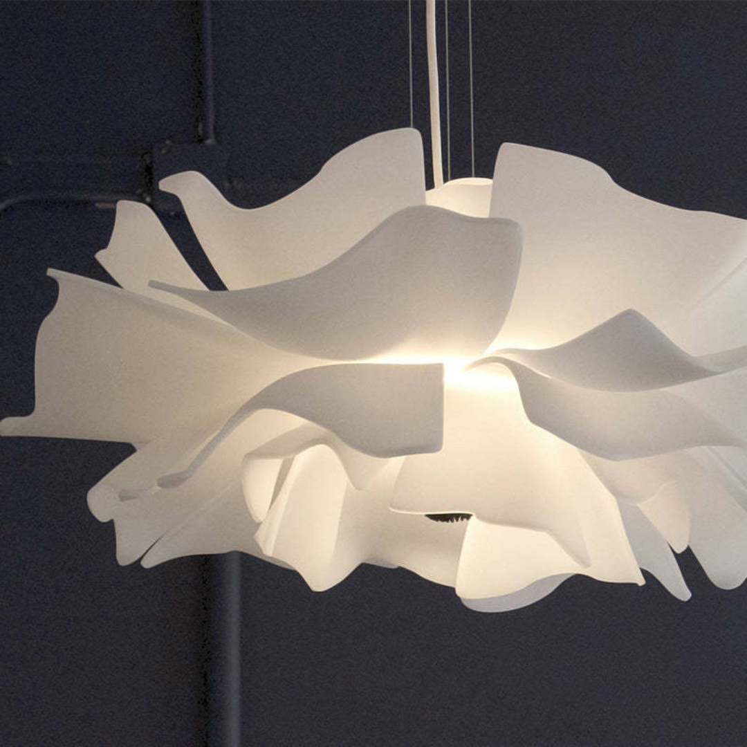 Moderne weiße Pendelleuchte aus Kunststoff, wellenförmiges Design, stilvolle Innenbeleuchtung.