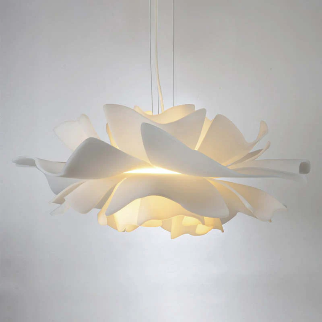 Moderne weiße Pendelleuchte aus Kunststoff, blütenförmig, für Wohnzimmerbeleuchtung.