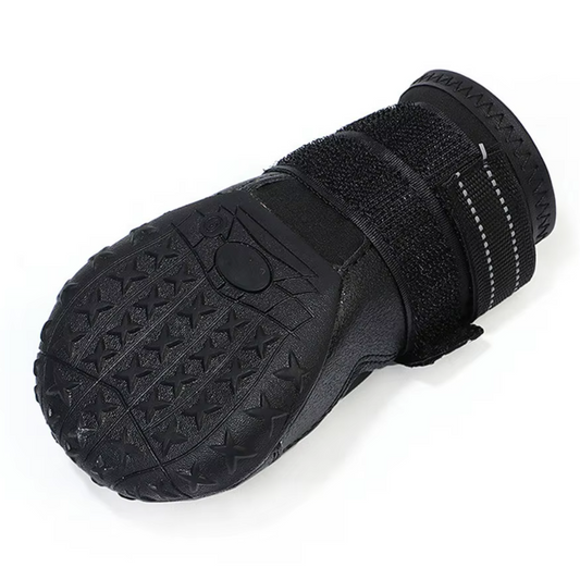 Schwarzer Hundeschuh mit rutschfester Sohle und Klettverschluss, ideal für Outdoor-Aktivitäten.