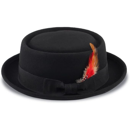 Schwarzer Filzhut mit roter Feder, elegantes Design, Herrenmode, Accessoire.