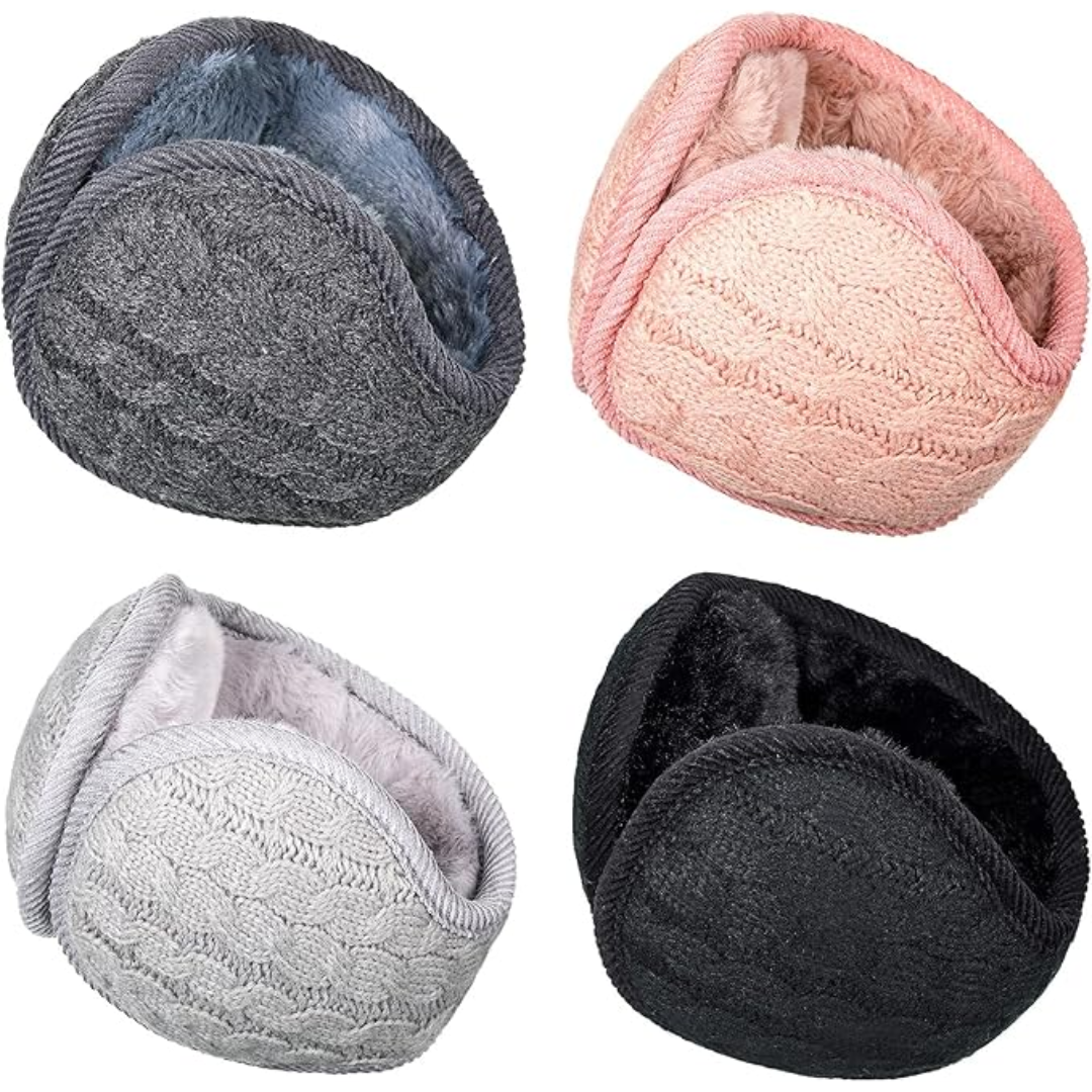 Vier gestrickte Ohrenschützer in Grau, Rosa, Weiß und Schwarz, warmes Winterzubehör.