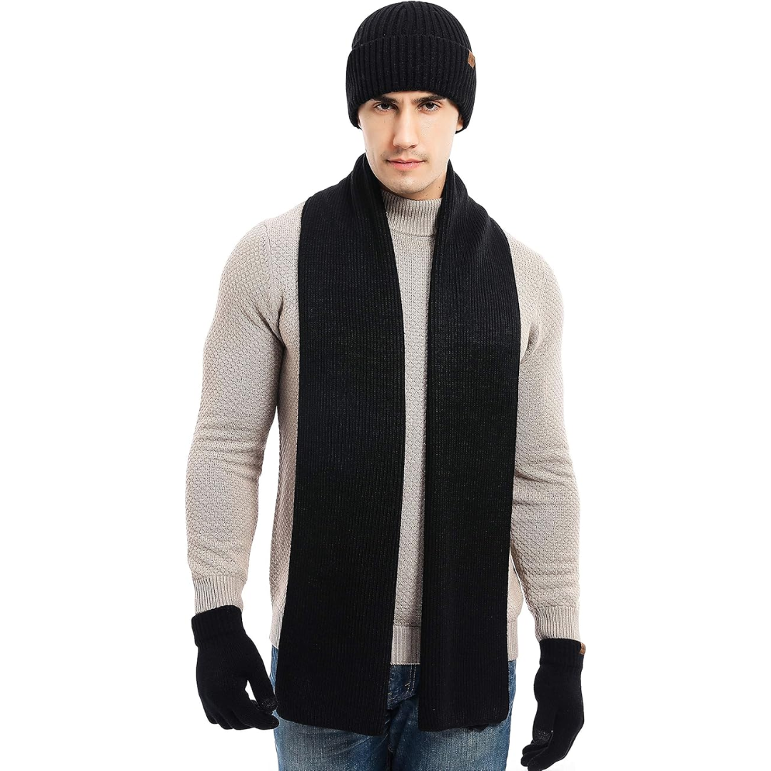 Mann mit schwarzem Strickschal, Mütze und Handschuhen, beige Pullover, Wintermode.