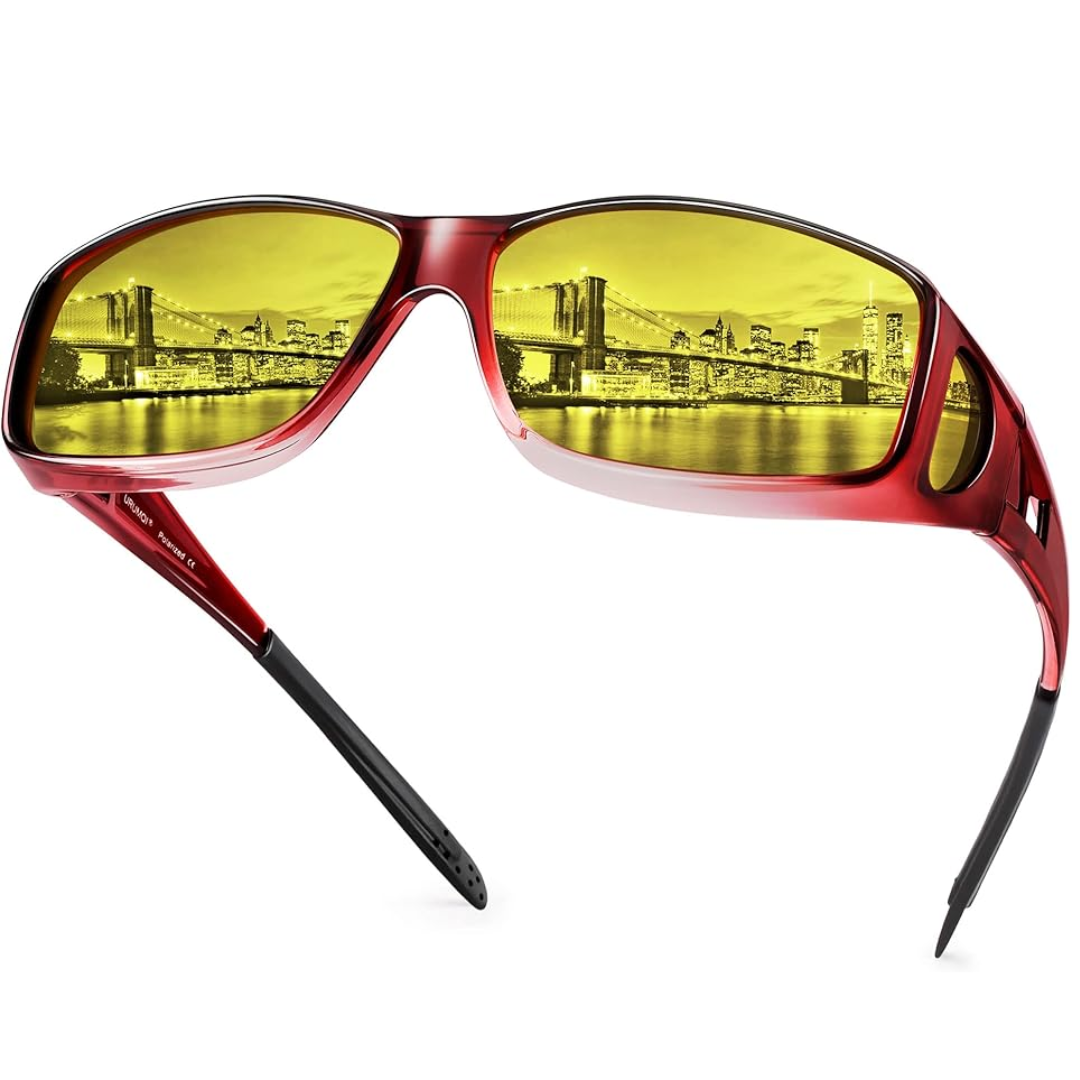 Rote Nachtsichtbrille mit gelben Gläsern, Skyline-Reflexion, stilvoller Schutzbrille.
