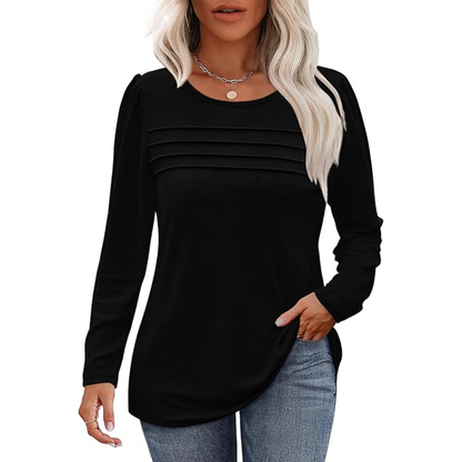 Frau in schwarzem Langarmshirt mit Falten, blonde Haare, lässiger Look, modische Damenbekleidung.