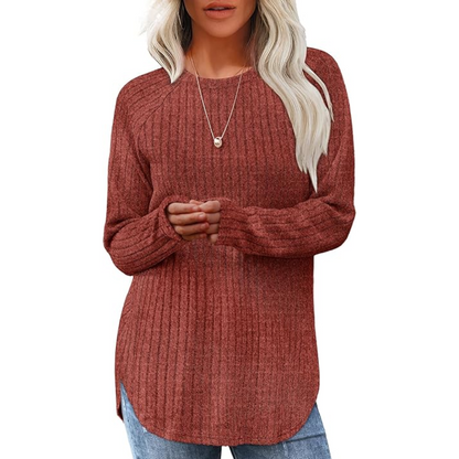 Frau in rotem Strickpullover, lange Ärmel, Rundhalsausschnitt, lässiger Stil, blonde Haare.