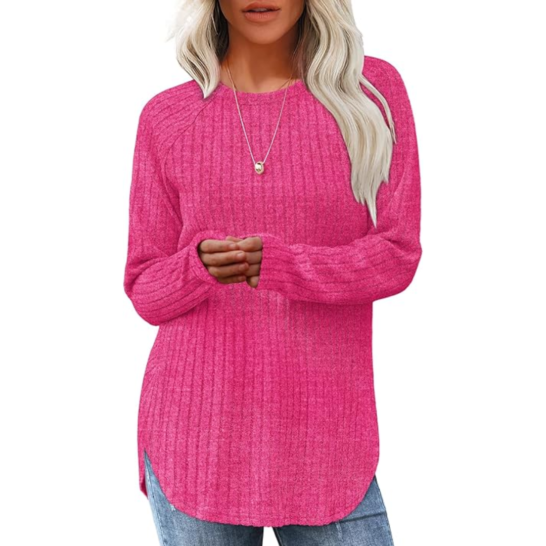 Frau in pinkem Strickpullover, lange Ärmel, Rundhalsausschnitt, lässiger Stil, blonde Haare.