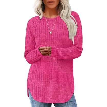 Frau in pinkem Strickpullover, lange Ärmel, Rundhalsausschnitt, lässiger Stil, blonde Haare.