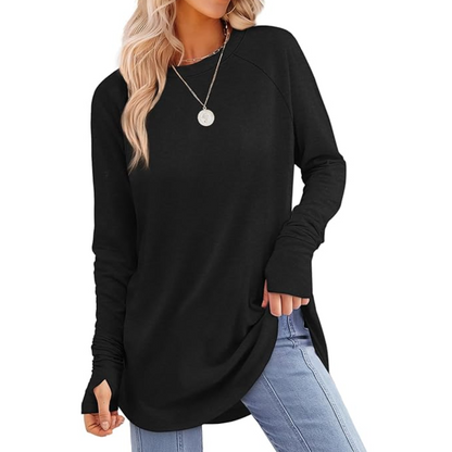 Frau in schwarzem Langarmshirt und blauer Jeans, lässige Mode, Herbstkleidung.