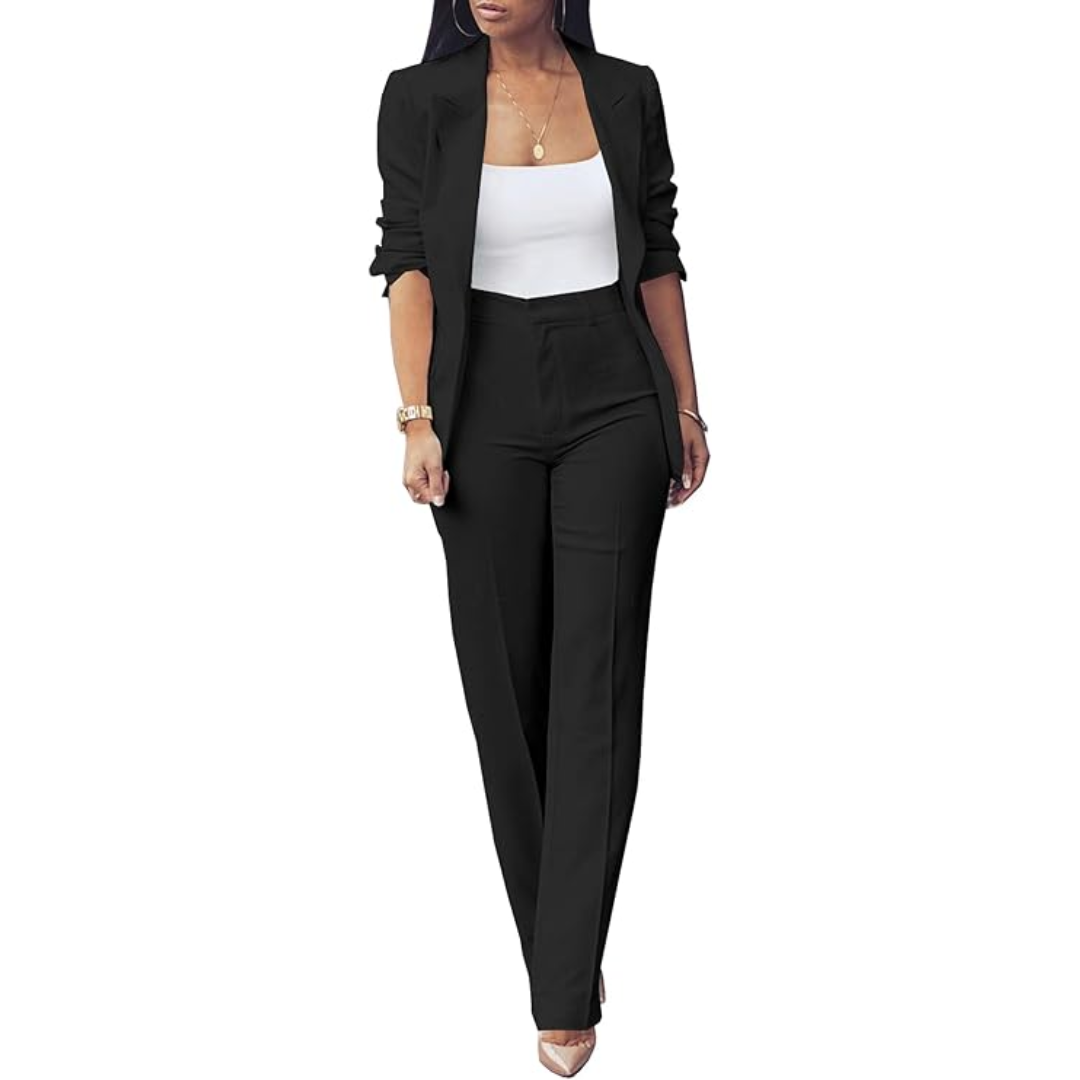 Frau in schwarzem Hosenanzug, weißem Top, eleganter Business-Look, Mode für Damen.