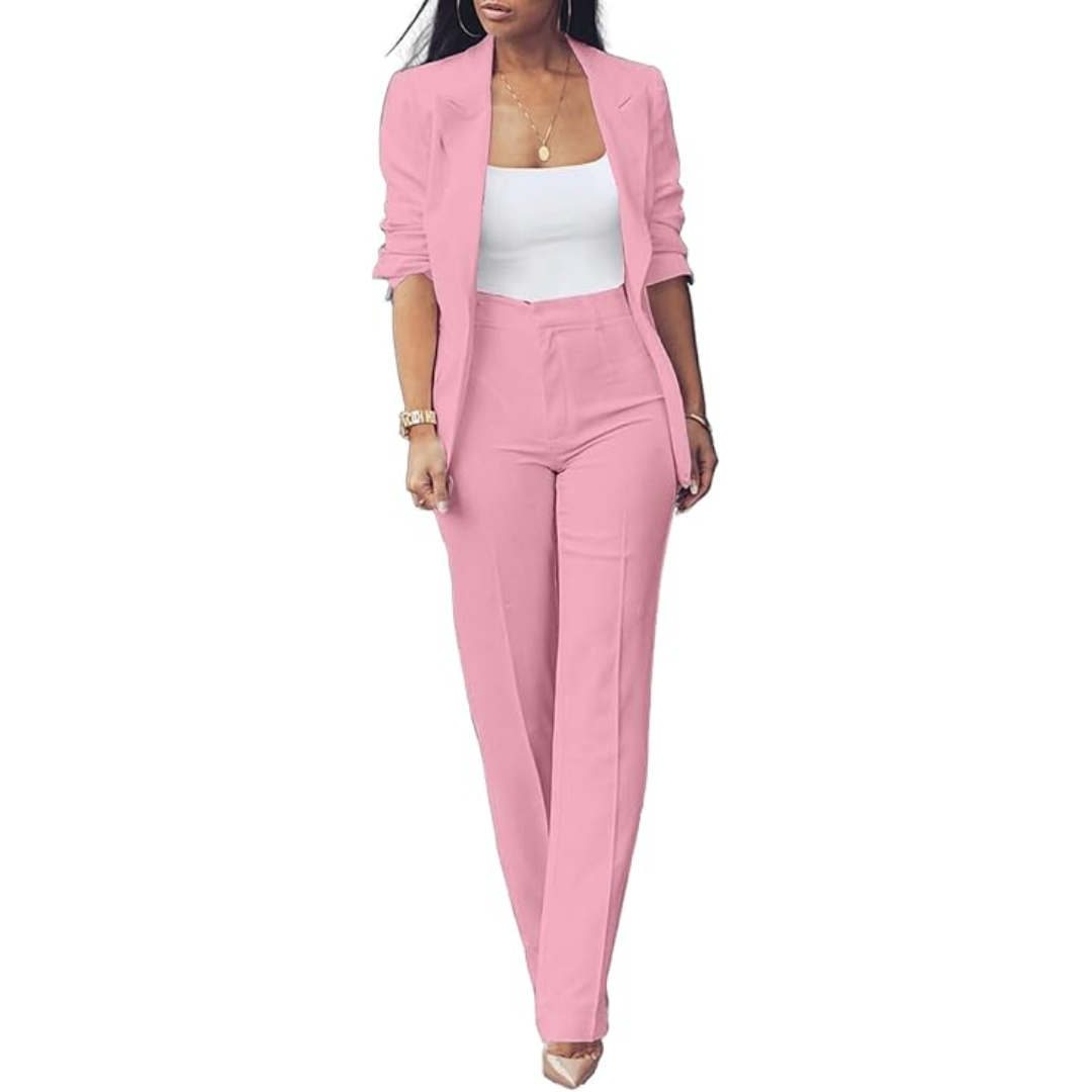 Frau im rosa Hosenanzug, weißes Top, Businessmode, eleganter Look, Damenbekleidung.