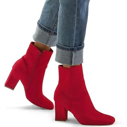 Rote Damenstiefeletten aus Wildleder mit Blockabsatz, kombiniert mit hochgekrempelten Jeans.