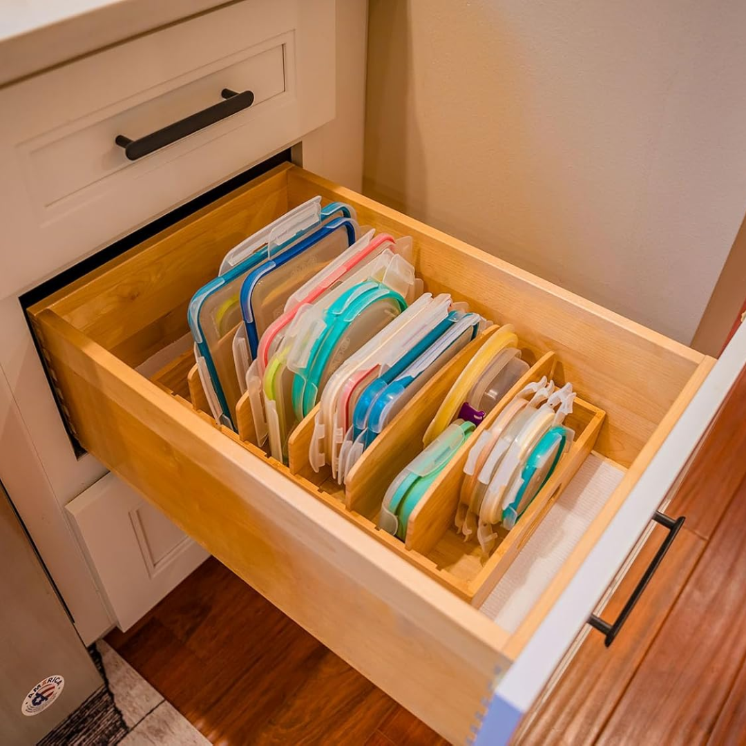 Küchenschublade mit sortierten Plastikdeckeln, Holz, Organizer, Aufbewahrung, platzsparend.
