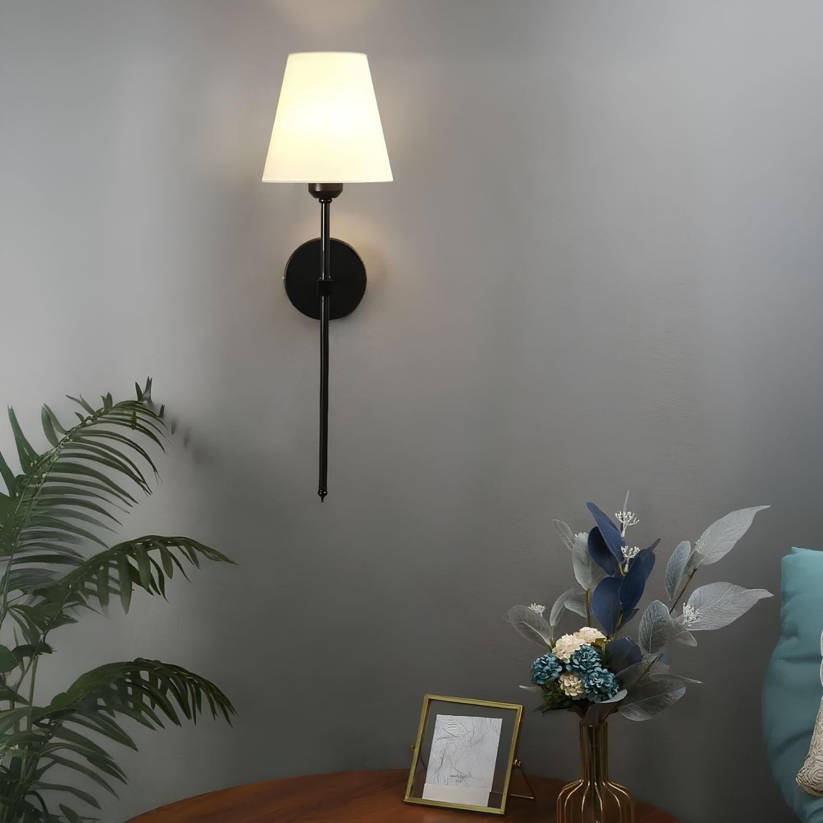 Wandleuchte schwarz mit weißem Lampenschirm, moderne Innenbeleuchtung, Wohnzimmerdekor.
