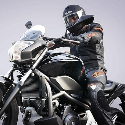 Motorradfahrer in schwarzer Schutzkleidung auf schwarzem Motorrad, Helm, Sicherheitsausrüstung.