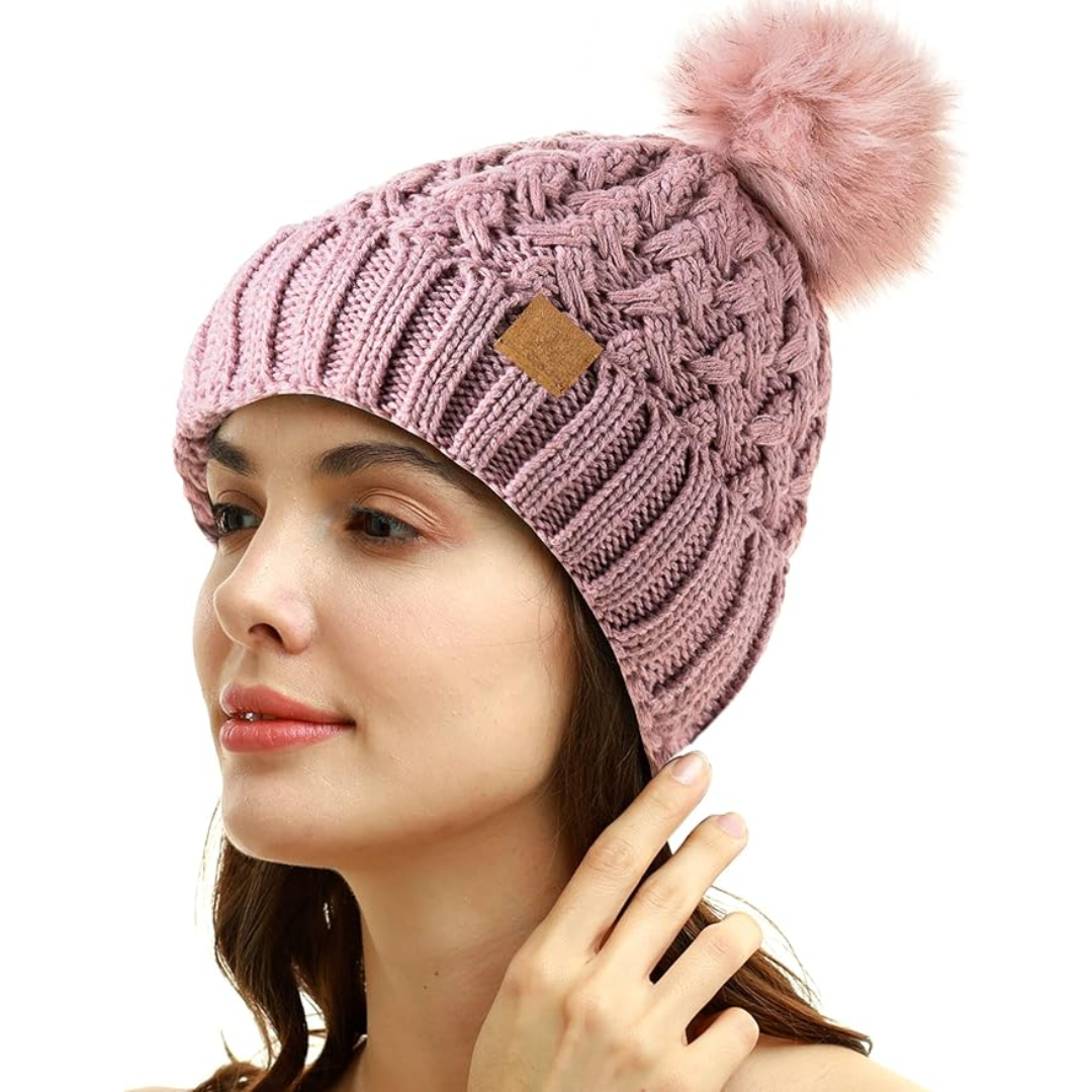 Frau mit rosa Strickmütze, Bommel, Wintermode, Damenaccessoire, warm, stilvoll.