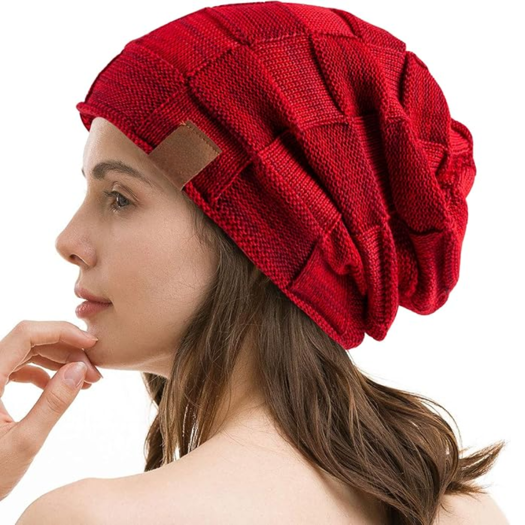 Frau mit roter Strickmütze, Wintermode, Damenaccessoire, warm, stilvoll, bequem.