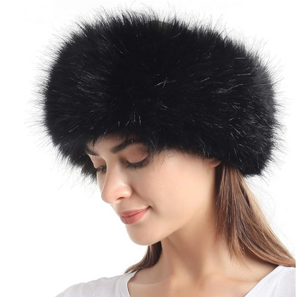 Frau trägt schwarzen Pelzmütze, Wintermode, stilvoller Kopfschmuck, warmes Accessoire.