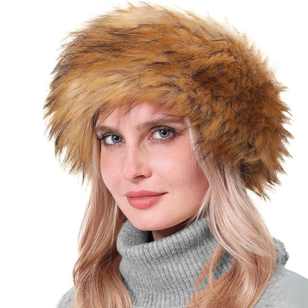Frau mit braunem Kunstpelz-Hut, Wintermode, stilvoller Kopfschmuck, warm und modisch.