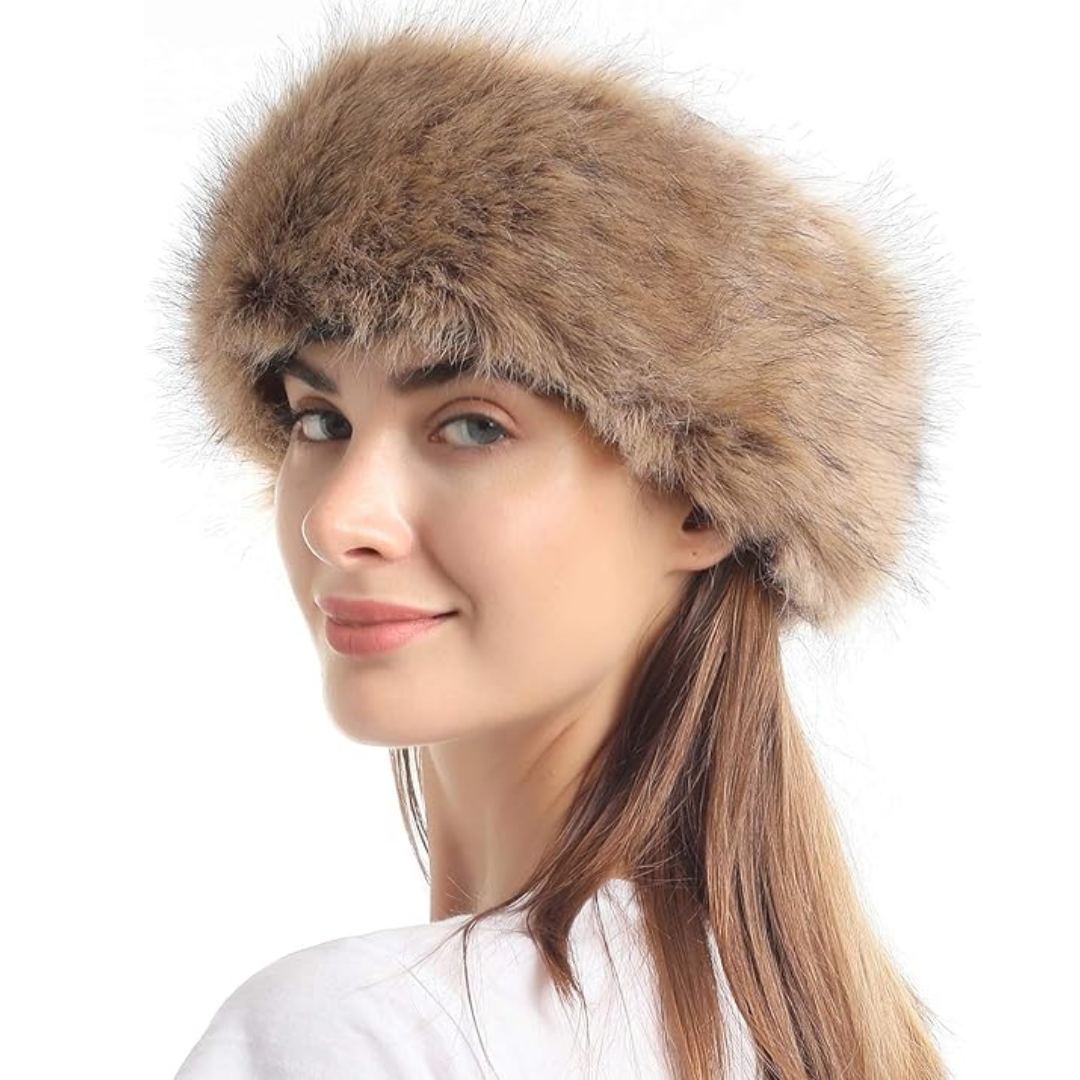 Frau mit braunem Pelzmütze, Wintermode, stilvolles Accessoire, warm, elegant, Damenbekleidung.