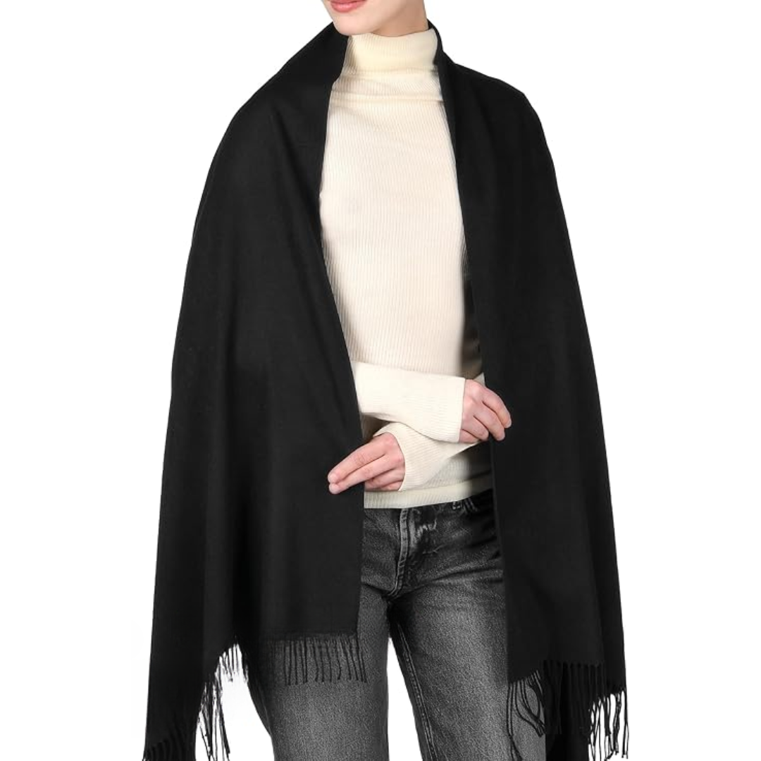 Frau mit schwarzem Schal, Fransen, weißem Rollkragenpullover, Jeans, Modeaccessoire, elegant.