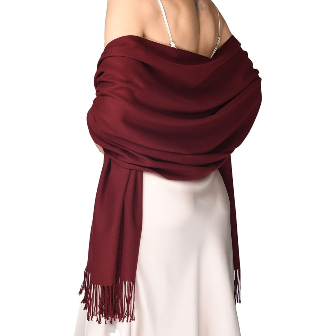 Frau mit weinrotem Schal aus Wolle, elegant drapiert, Abendmode, Accessoire, Fransen.