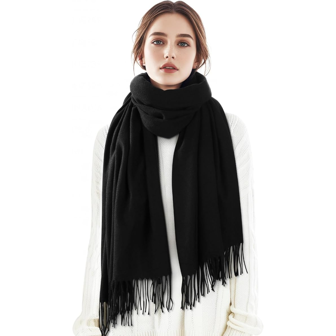 Frau mit schwarzem Schal aus Kaschmir, Wintermode, stilvoller Look, warm und elegant.