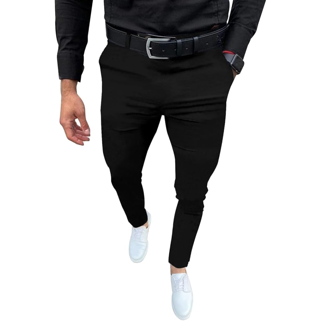 Mann in schwarzer Hose und Hemd, weiße Sneaker, schwarzer Gürtel, modisch, elegant.