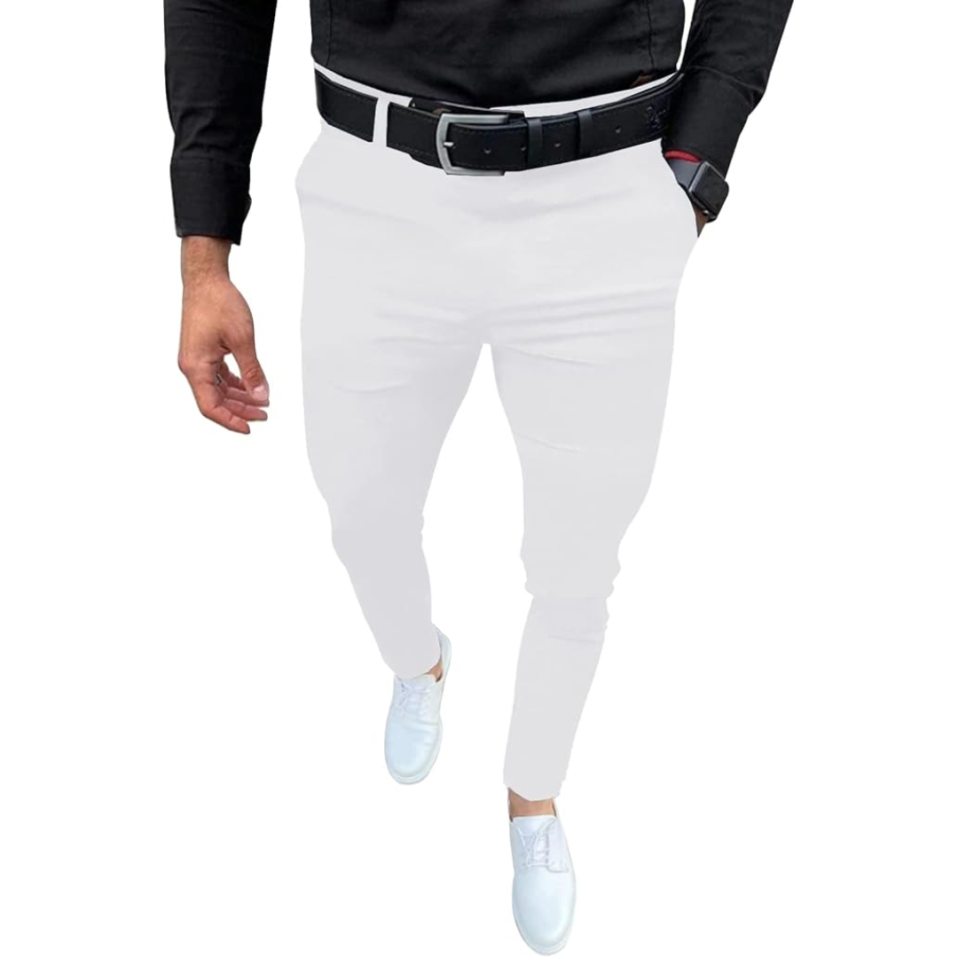 Mann in weißer Hose und schwarzem Hemd, schwarze Uhr, weiße Schuhe, schwarzer Gürtel.