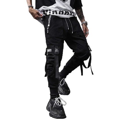Schwarze Cargo-Hose Herren, Streetwear, mit Taschen und Gürteln, modisch, urbaner Stil.