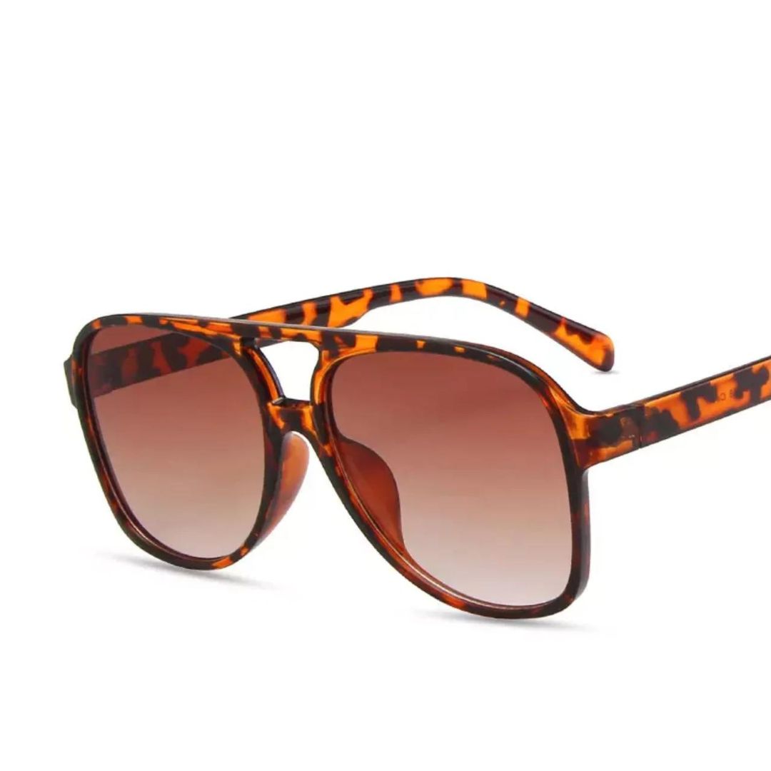 Braune Sonnenbrille mit Schildpattmuster, UV-Schutz, modisches Accessoire für Damen und Herren.