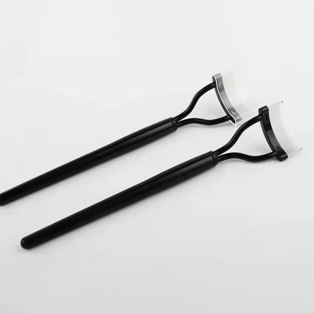Zwei schwarze Wimpernzangen mit ergonomischem Griff auf weißem Hintergrund.