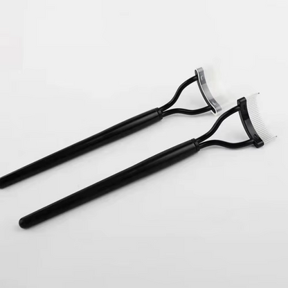 Zwei schwarze Wimpernzangen mit ergonomischem Griff auf weißem Hintergrund.