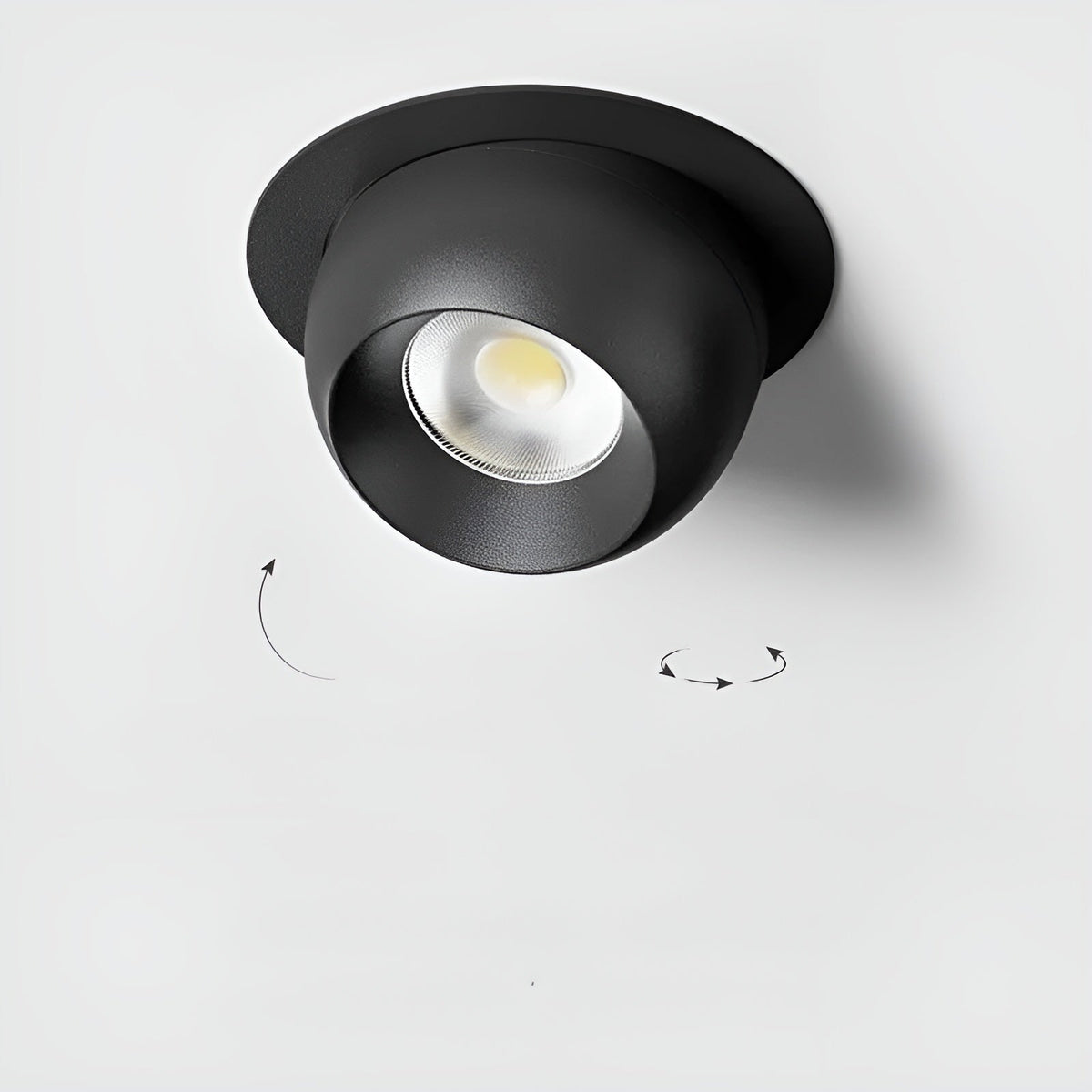 Svart infälld spotlight med synlig lampa, med pilar som visar att den kan vridas och lutas 5