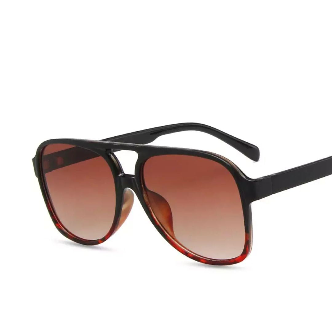 Schwarze Sonnenbrille mit braunen Gläsern, modisches Accessoire, UV-Schutz, Unisex-Design.