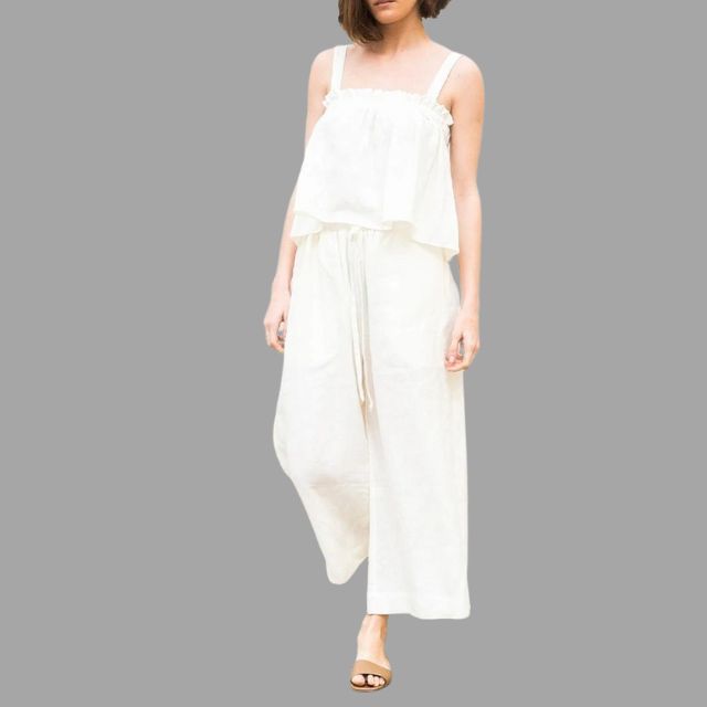 Frau in weißem Sommerkleid, ärmellos, aus Baumwolle, ideal für Freizeitmode.