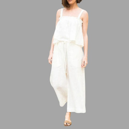Frau in weißem Sommerkleid, ärmellos, aus Baumwolle, ideal für Freizeitmode.