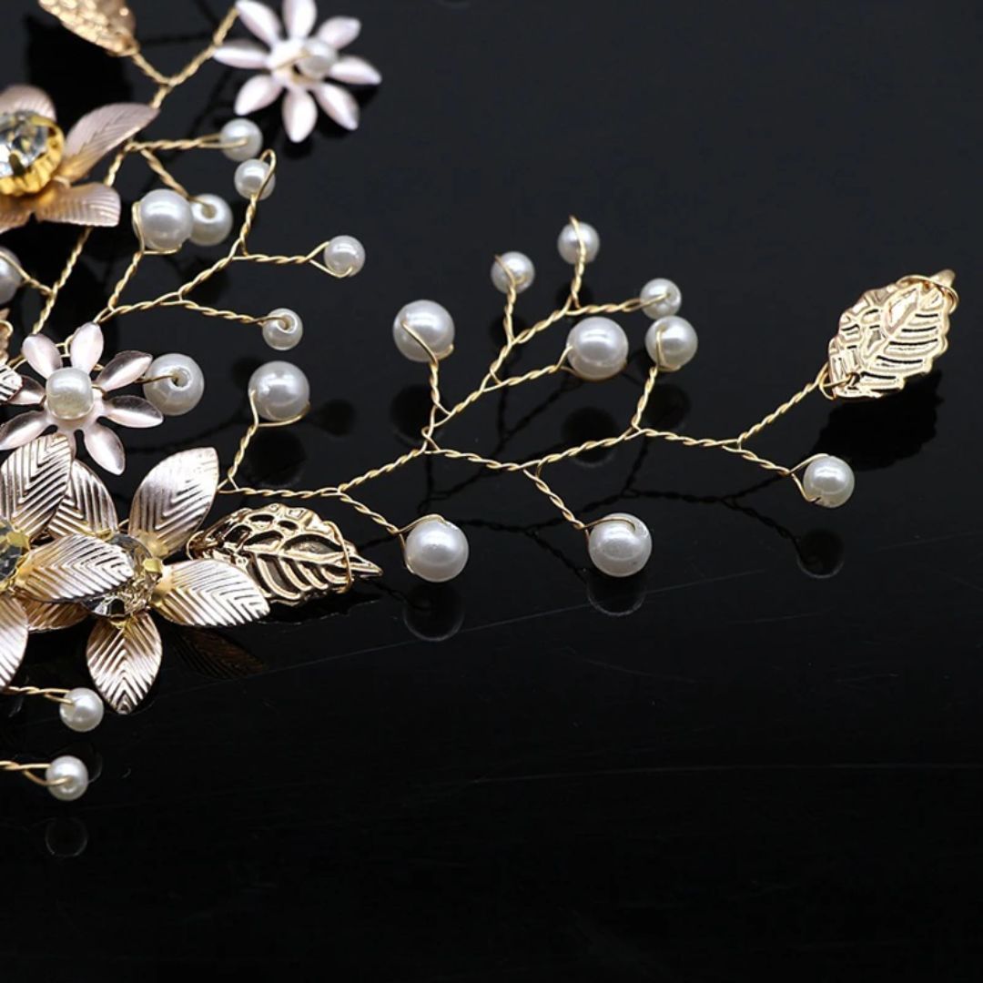 Goldene Haarspange mit Perlen und Blumen, Brautschmuck, elegantes Design, Hochzeit Accessoire.
