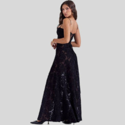 Frau in schwarzem Spitzen-Abendkleid, elegantes Design, schulterfrei, bodenlang.