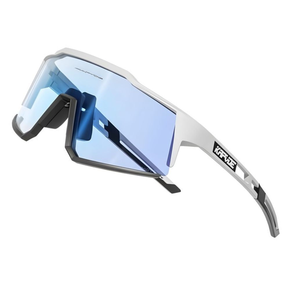Weiße Sportsonnenbrille mit blauen Gläsern, aerodynamisches Design, UV-Schutz.