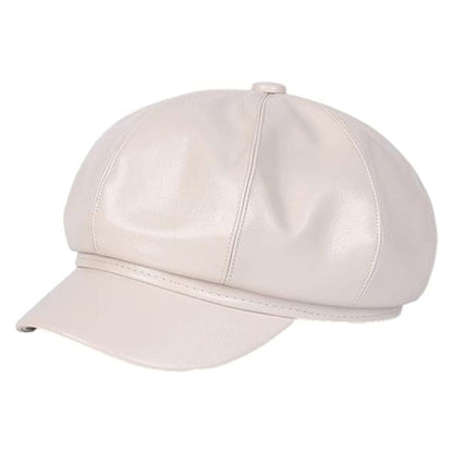 Beige Schiebermütze aus Lederimitat, modisches Accessoire für Damen und Herren.