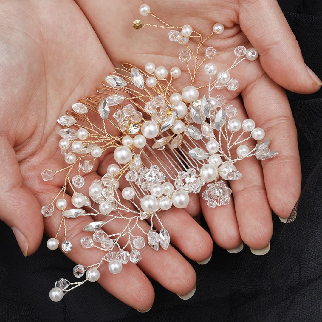 Haaraccessoire mit Perlen und Kristallen, goldfarben, handgefertigt, Brautschmuck, elegant.