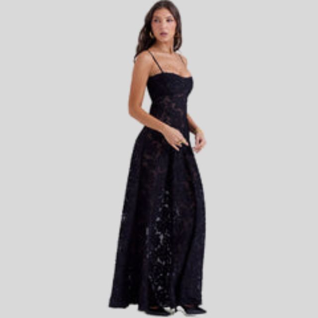 Frau in elegantem schwarzem Spitzenkleid, Abendmode, schulterfrei, bodenlang, festlich.
