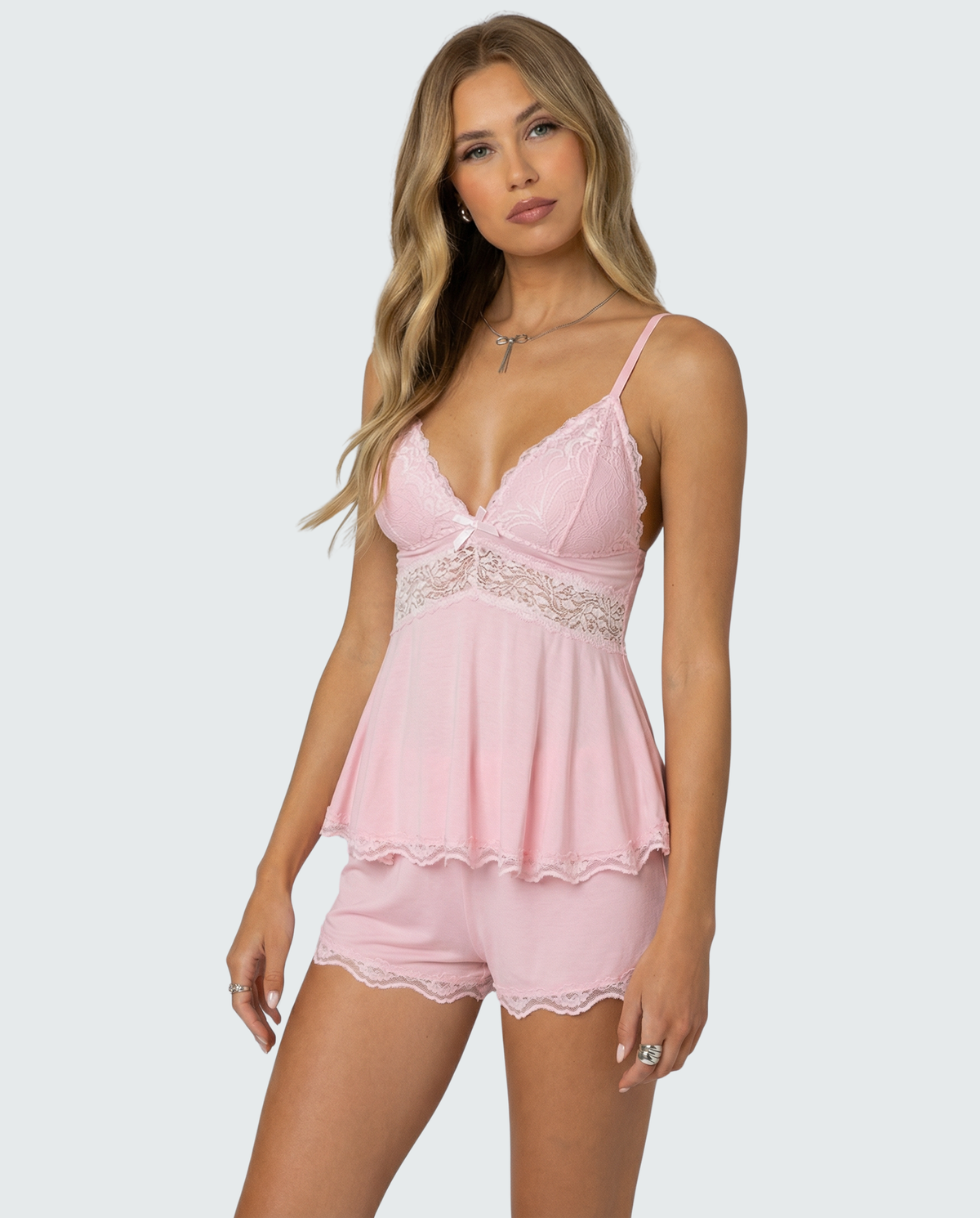 Rosa spetslinne och shorts på modell, snett framifrån, med spetsband i midjan och spetskant 2