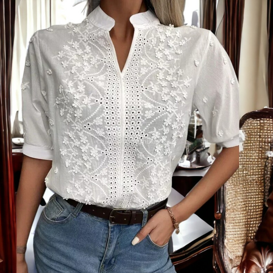 Frau in weißer bestickter Bluse und blauer Jeans, elegantes Outfit, Mode, Stickerei.