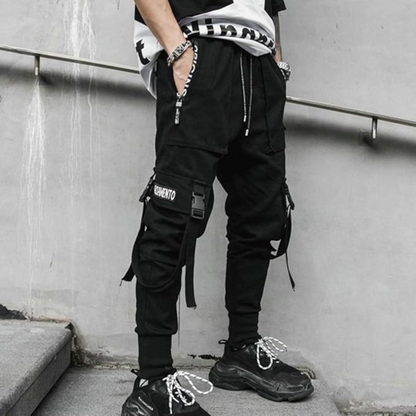 Schwarze Cargo-Hose Herren, Streetwear, mit Taschen und Schnallen, lässiger Stil.
