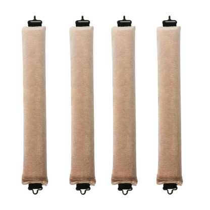Vier beige Türzugluftstopper aus Stoff mit Haken, energiesparend, isolierend.